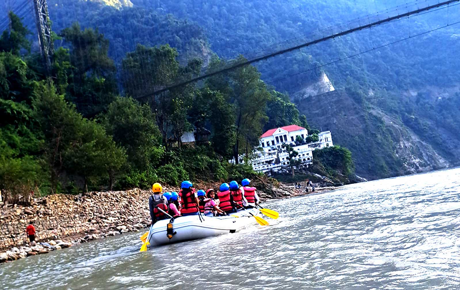 प्रेमको प्रतीक नियाल्दै राफ्टिङ्ग