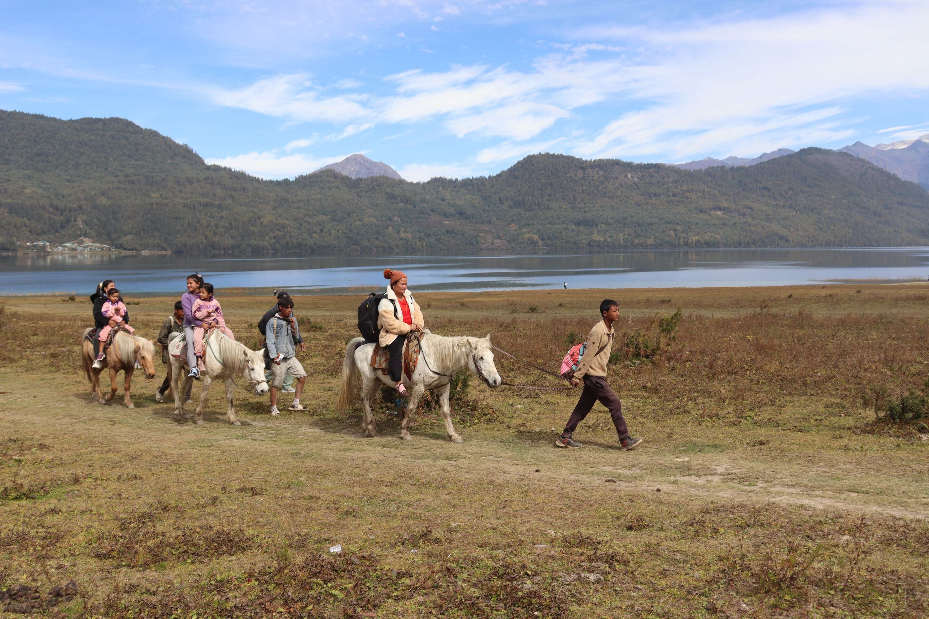 रारामा पर्यटकको चहलपहल बढेपछि घोडा व्यवसायी उत्साही