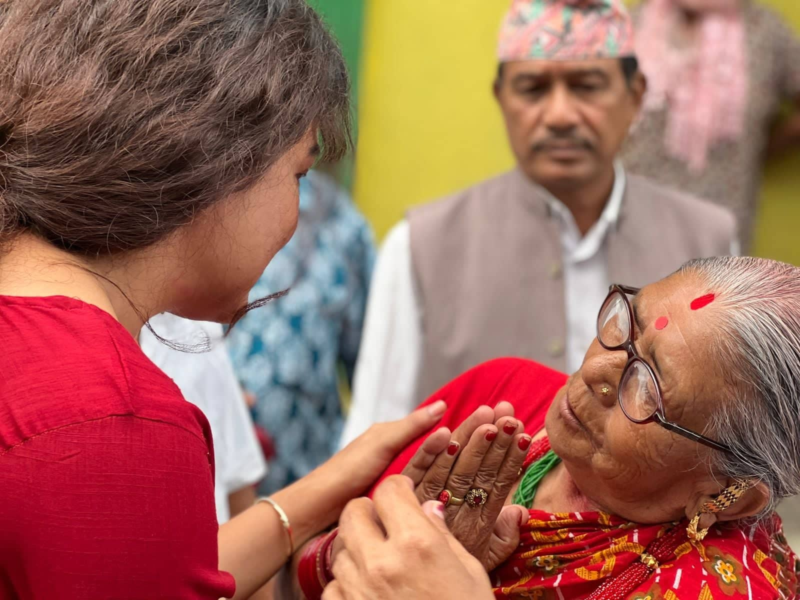 मतदाताको समस्या बुझ्दै रेखा