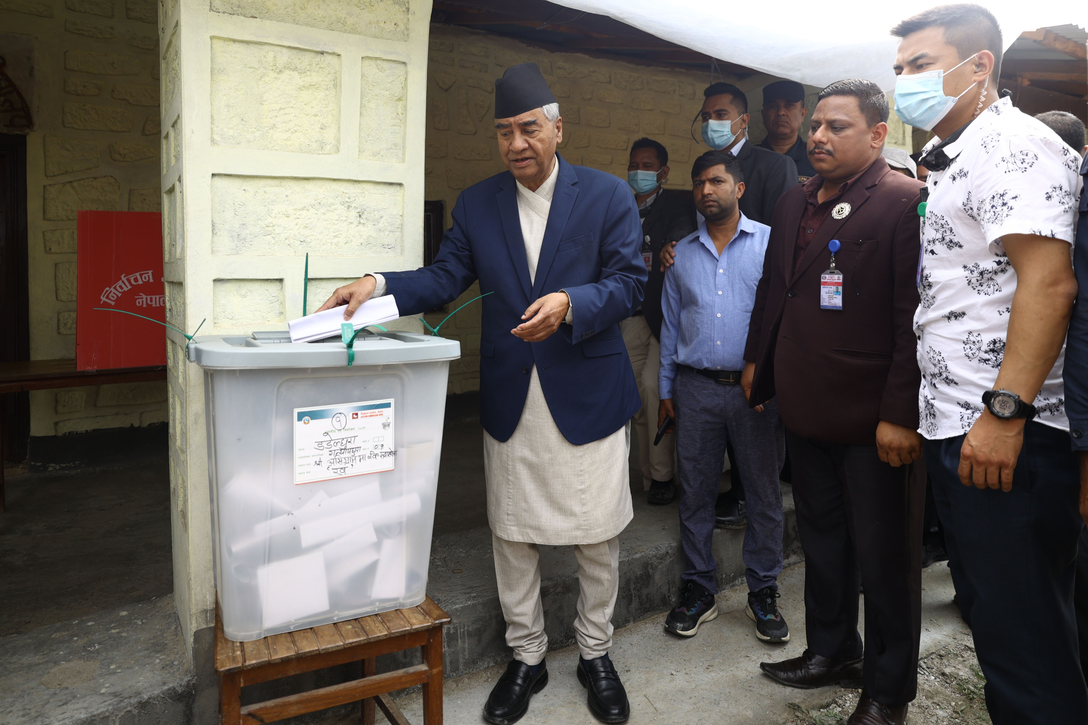 मतदानपछि प्रधानमन्त्रीको प्रतिक्रियाः चुनाव हुँदैन भन्ने केपी ओलीजीले पनि मतदान गर्नुभयो होला