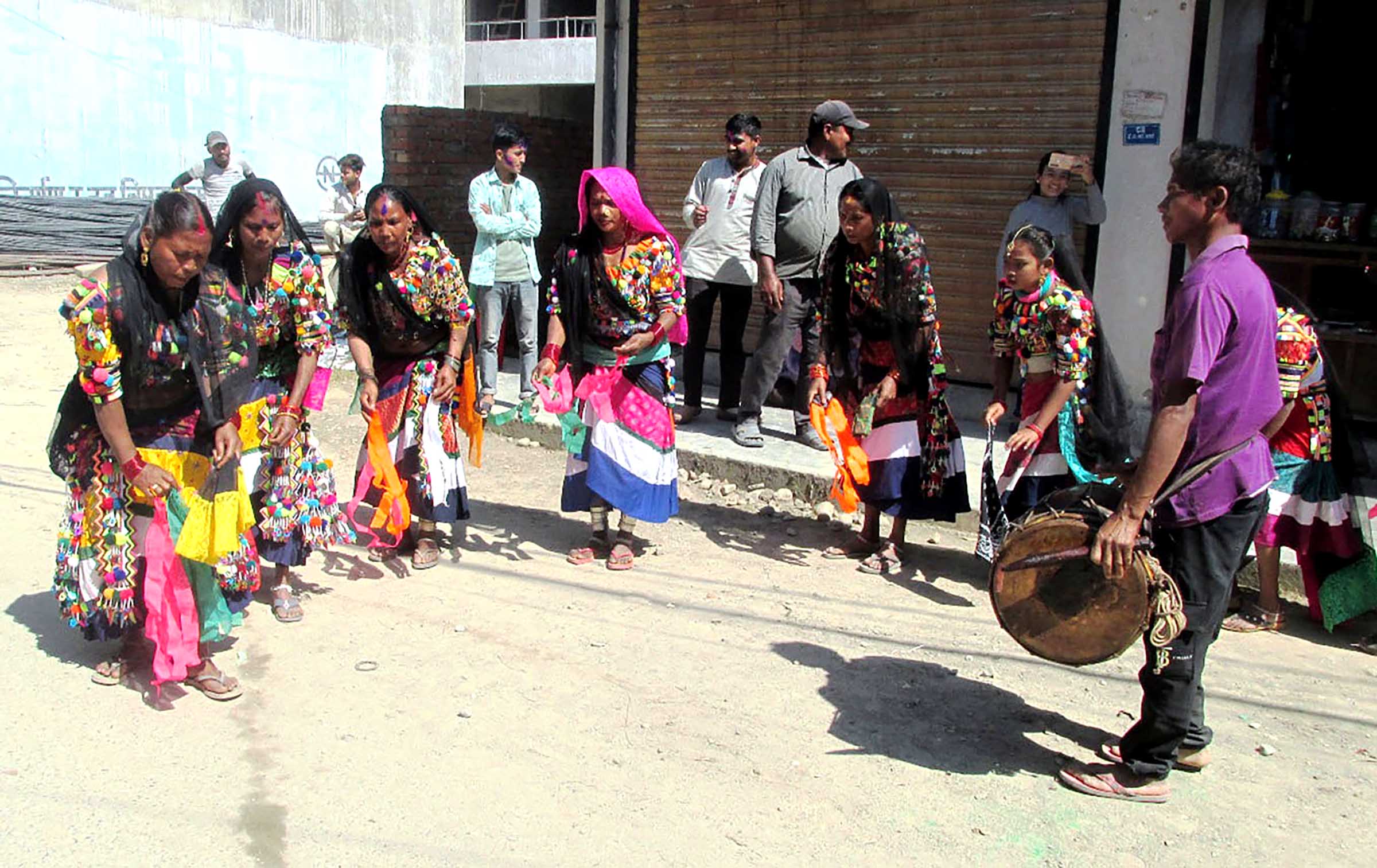 थारु समुदायको फागुमा  आगो भित्र्याउने प्रचलन