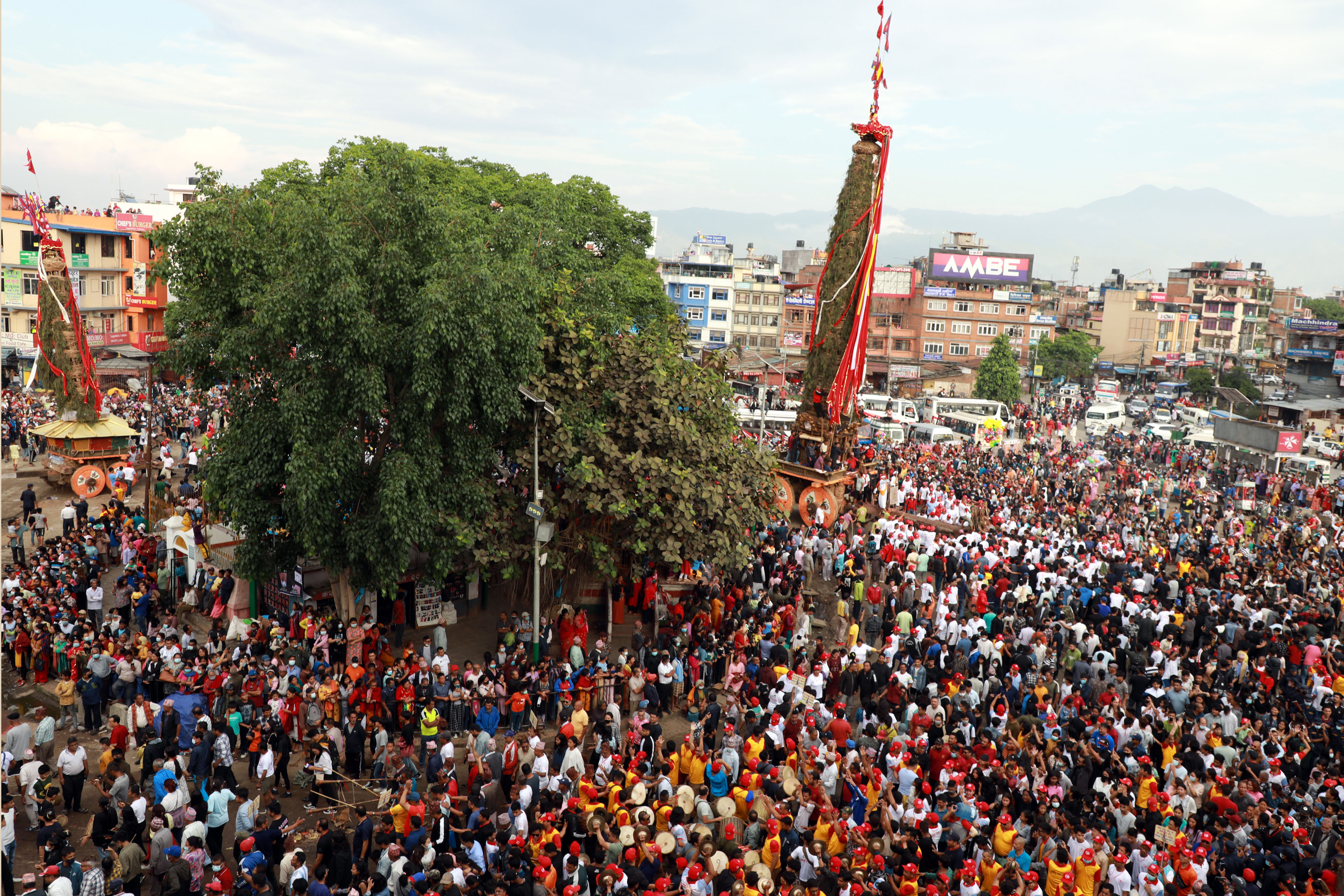 तस्बिरमा मच्छिन्द्रनाथ र मीननाथको रथ