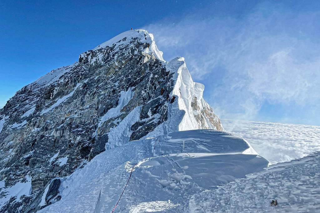 वसन्त यामको सगरमाथा आरोहण सुरु, पहिलो दिन ११ आरोही चुचुरोमा