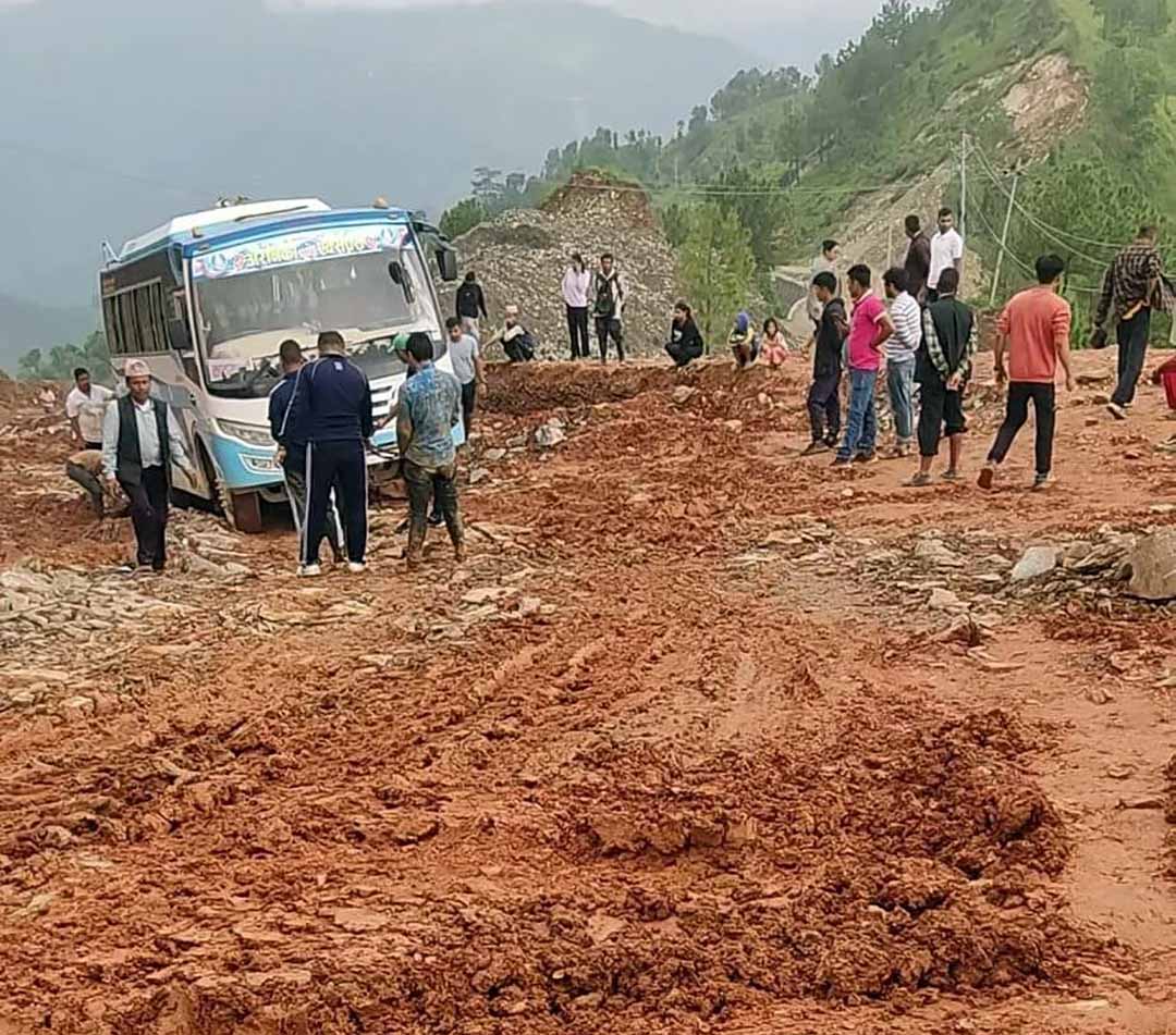 सेलेघाट–रामेछाप–साँघुटार सडकको काम अलपत्र, जोखिमपूर्ण यात्रा गर्न बाध्य