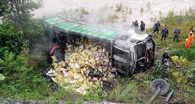 खानेतेल बोकेको ट्रक दुर्घटना