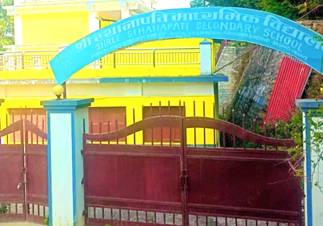 कक्षाबाट विद्यार्थी धपाएर जनप्रतिनिधिले गरे विद्यालयमा तालाबन्दी