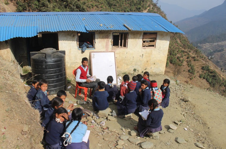 विद्यालय भवन भत्किएपछि चौरमा पठनपाठन