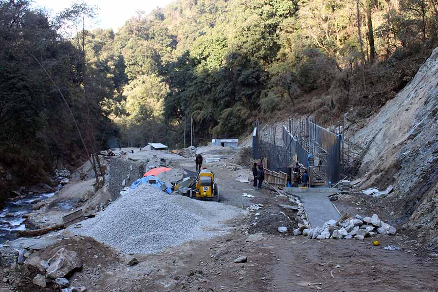 सुरु भएको एक वर्षमै सकियो रेलेखोलाको पचास प्रतिशत निर्माण