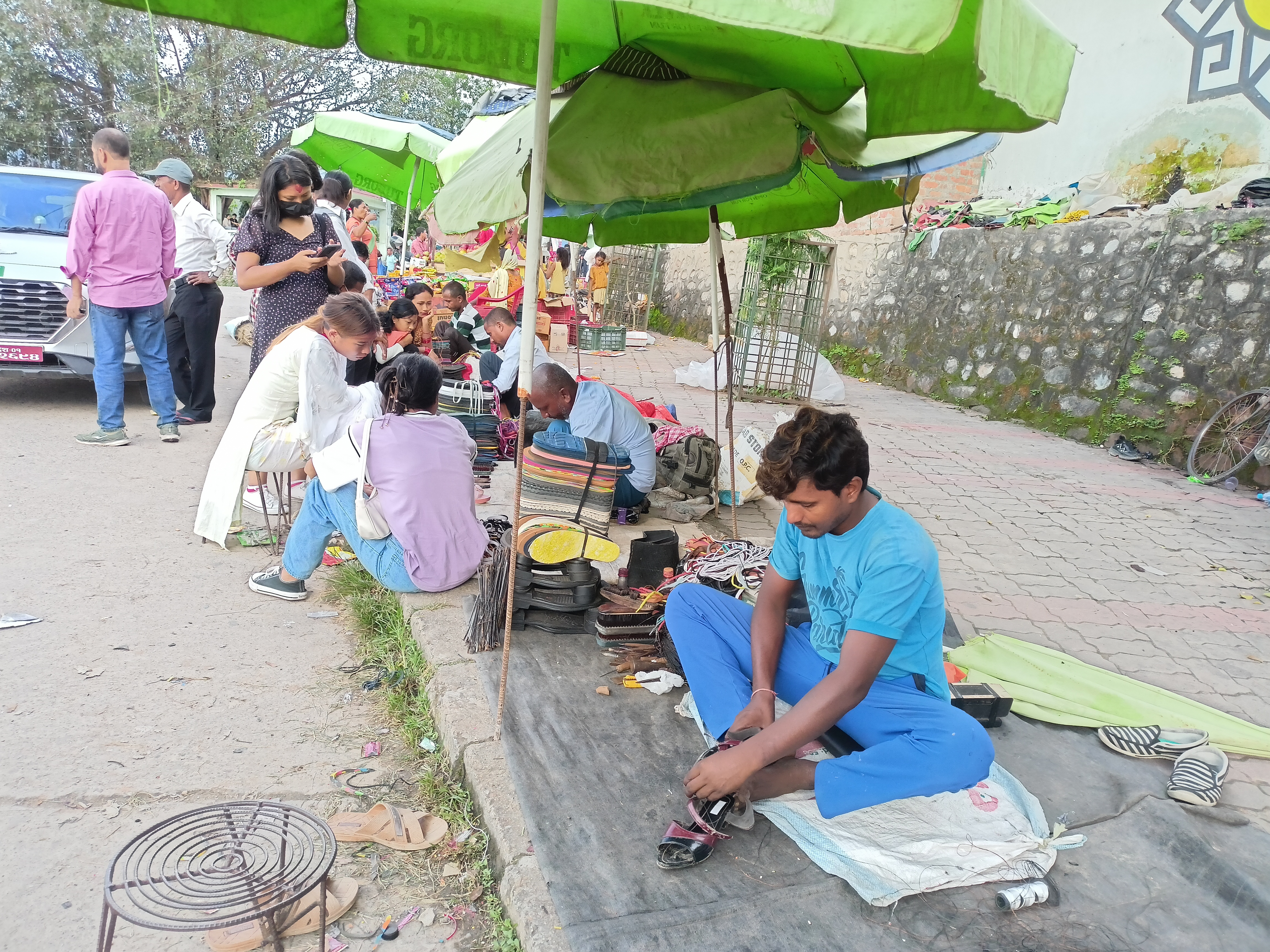 जुत्ता सिलाउनेहरुको यथार्थः भन्छन्, ‘सीपको सम्मान भएन’