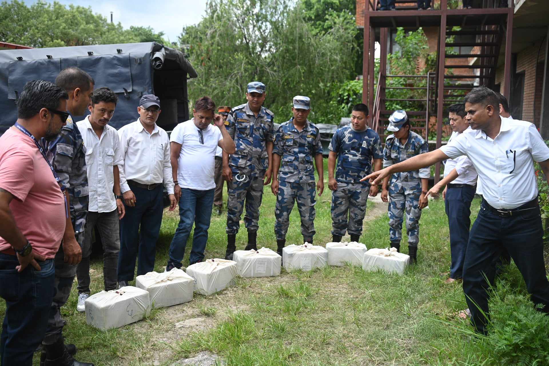 पहेंलो धातुको कथाः गृहमन्त्रीको नाकमा ओलीको औंला