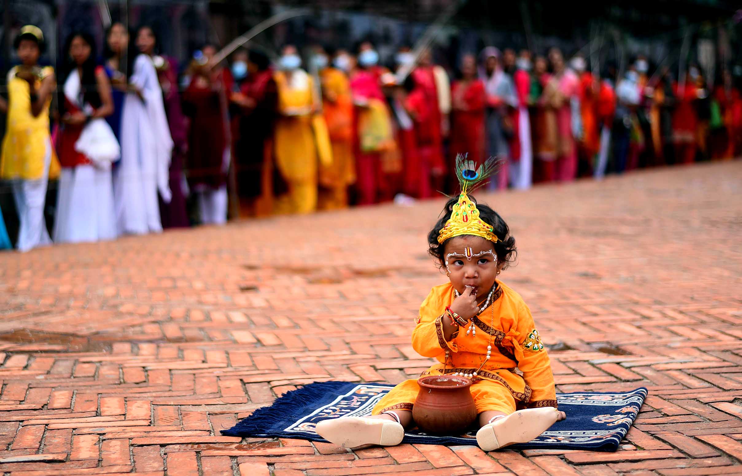 तस्विरमा  पाटनको कृष्ण मन्दिरमा कृष्णाष्टमी