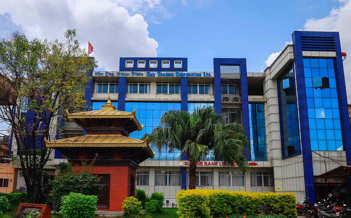 बाढीले बाटो छेक्दा पनि चुलो निभ्न नदिने साल्ट ट्रेडिङको प्रयास