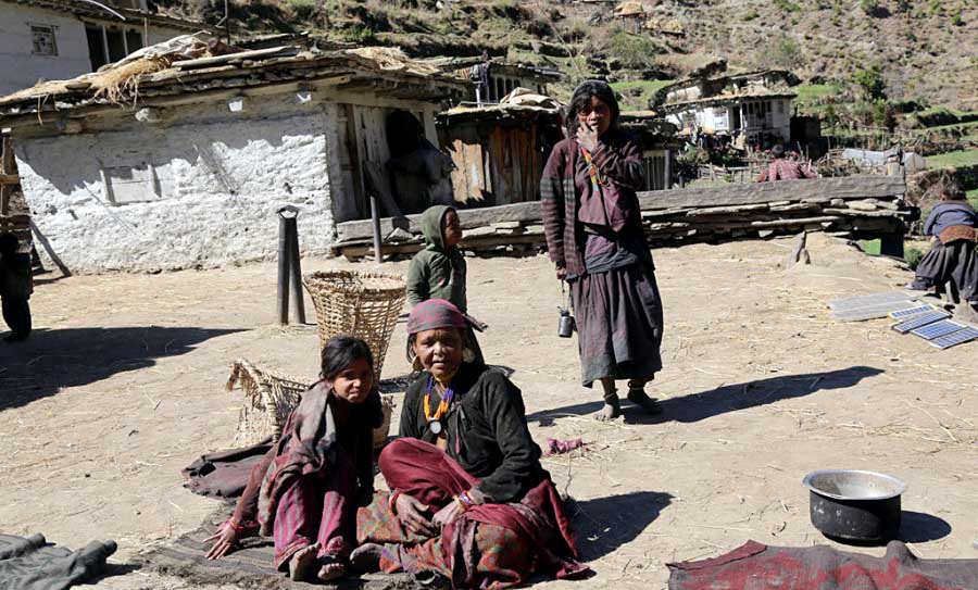 मुगुको व्यथाः  पुस्तौँदेखि दियालोकै भर