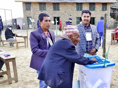 याग्दीमा १०७ वर्षीय वृद्धले गरे मतदान
