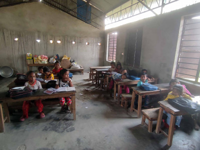 ‘कक्षा छ, कोठा तीन : थपिँदै दुःखका दिन’
