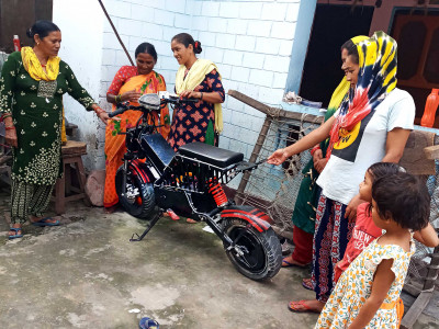 विद्युतीय मोटरसाइकल आविष्कारक सोहनको घरमा हेर्नलाई भीड