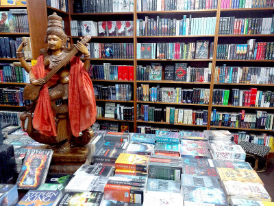 ठमेलमा पुस्तकको व्यापार बढ्दै : मन्जुश्री थापाको ‘फरगेट काठमाडौँ’ पर्यटकको रोजाइमा