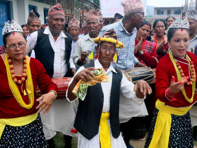 गाउँमा पुरुष नभएपछि महिलाले नाचे लोपोन्मुख ‘पाउदुरे’ नाच