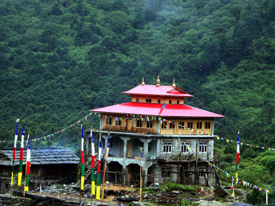 दुई करोडमा तोक्पेगोलामा  गुम्बा निर्माण हुँदै