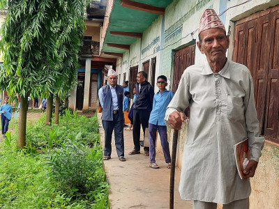 वर्ष ९० कक्षा १, पढ्नकालागि  १ घण्टा पैदल यात्रा