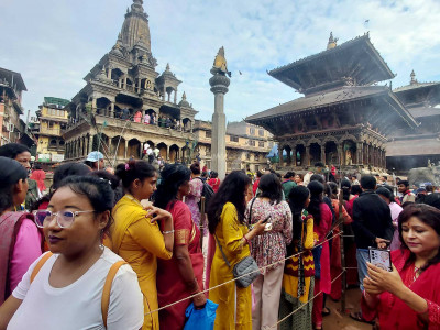 पाटनको कृष्ण मन्दिरमा भक्तजनको घुइँचो