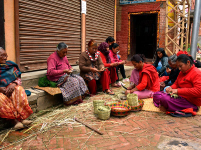 परम्परागत सीप सिकाउँदै ज्येष्ठ नागरिक