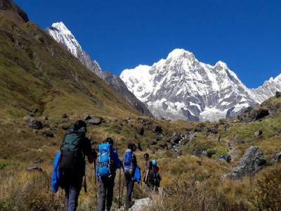 अन्नपूर्ण पदमार्गमा बढ्दै पर्यटक