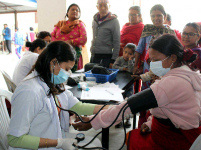काठमाडौं मेडिकल कलेजको ललितपुरको लामटारमा निःशुल्क स्वास्थ्य शिविर