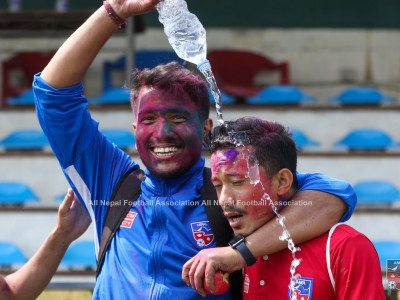 यसरी मनाए फुटबल खेलाडीले होली