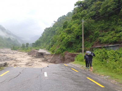 मनसुनको प्रवेशसँगै अचानक आएको बाढी पहिरोले कैयौं सडक बगाउँदा यातायात अवरुद्ध