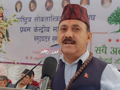 'ह्विल चेयर चढाएर बिदा गरेको राजसंस्था रथ चढेर फिर्ता हुने आशामा छ’