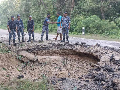 बम विष्फोटबाट राजमार्गमा क्षति