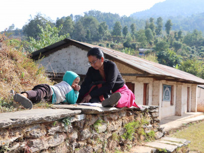 एक्लो विद्यार्थी पढाउँदै एक्ली शिक्षिका