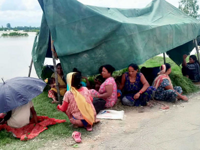 कैलालीका बाढी प्रभावित सडकमा
