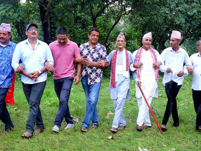 देउडामा तीन पुस्ता एकसाथ नाच्दै