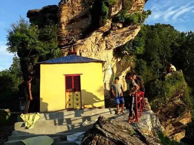 प्रचारको पखाईमा ‘देउपुजे ढुङ्गा’