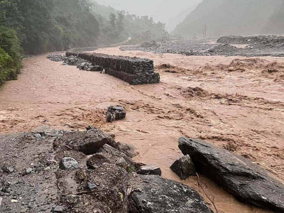 सडक अवरुद्ध, हेलम्बुको फाँट डुबानमा