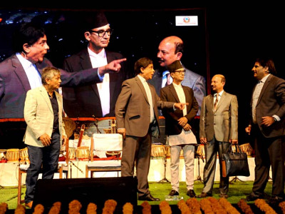 'सिस्नुपानी देउसी : हलमा ठाउँ नपुगेपछि डबलीमा पनि दर्शक खचाखच