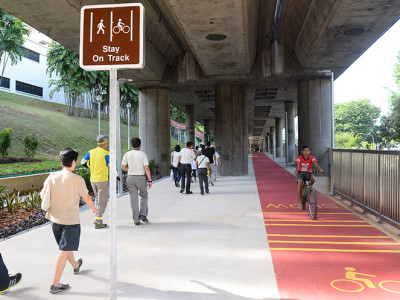 फुटपाथमा फोनमा झुम्मिएर हिँड्दा दुर्घटना