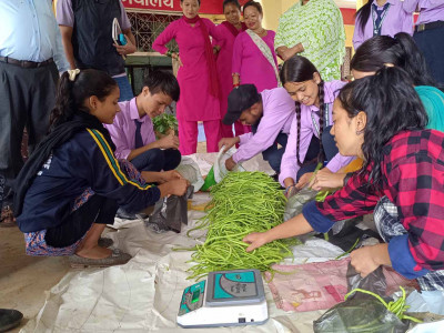 विद्यार्थी नै बेच्छन तरकारी