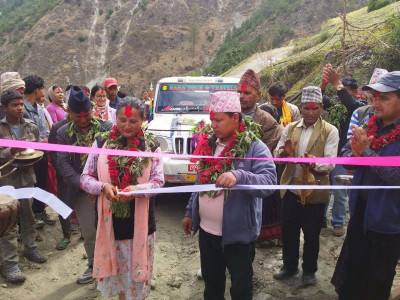 छाँयानाथमा पहिलोपटक गाडी पुग्दा हर्षित स्थानीयले देउडा गाएर गरे स्वागत