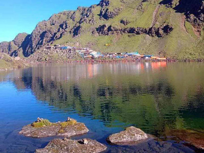 तीर्थयात्रीको उपचारका लागि चिकित्सकको समूह गोसाइँकुण्डमा
