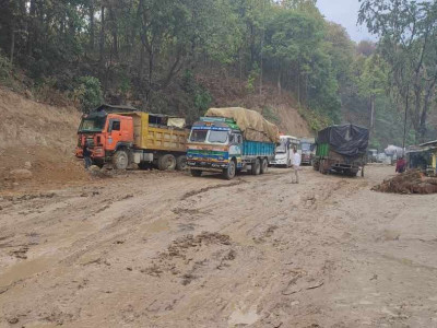 वर्षाको सुरुआतमै तीन राजमार्ग अवरुध्द, सहज आवागमनमा चर्को समस्या