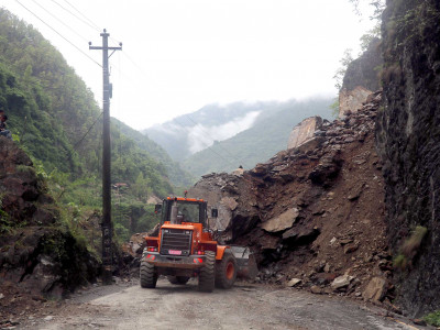 नारायणगढ–मुग्लिन सडक दुईतर्फी नै अवरुद्ध