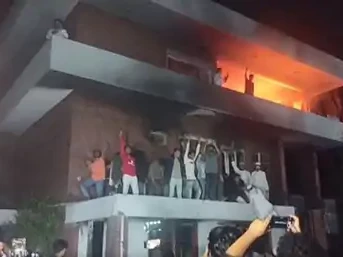 बंगलादेशमा फेरि भड्कियो हिंसा: शेख हसिनाका बुबाको घर तोडफोड