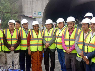 नागढुङ्गा–सिस्नेखोला सुरुङमार्ग :  मुख्य टनेल करिब चार सय मिटर र रेस्क्यु टनेल करिब ३५ मिटर खन्न बाँकी