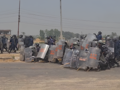 जनकपुरधाममा प्रहरी र स्थानीयबीच झडप, दर्जनौं राउण्ड अश्रुग्यास प्रहार