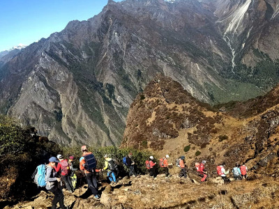 पर्यटक तान्दै  कञ्चनजङ्घा
