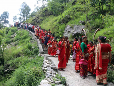 पदमार्ग निर्माणसँगै शिवपुरीको लौके झरनामा आन्तरिक पर्यटकको घुइँचो