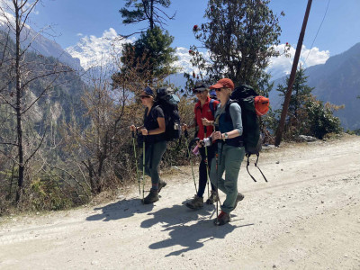 मनाङमा सडक र पदमार्ग एउटै हुँदा पदयात्रीलाई सास्ती